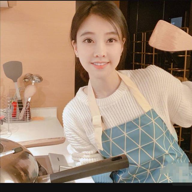 冯提莫化身制服一姐衣服搭配太流畅网友直呼爱了