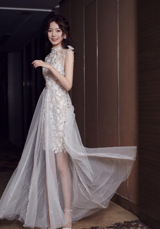 陈卓璇穿lo装走红毯,扎甜美可爱双马尾,精致像洋娃娃