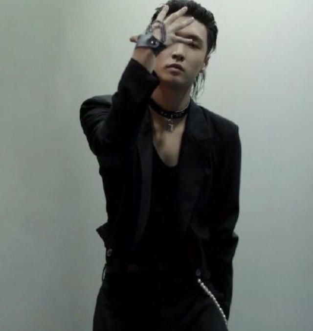 张艺兴真的帅呆了挑战最挑人鲶鱼头发型酷到没朋友