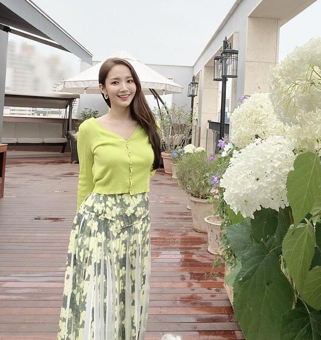 金秘书朴敏英更新私服美照丸子头搭露肩裙气质优雅