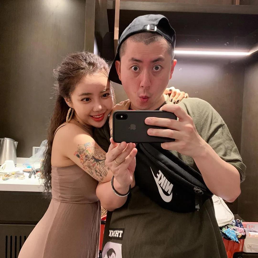 al rocco前女友naomi康雅馨完全是把辣妹二字写在身上,深棕色的短top
