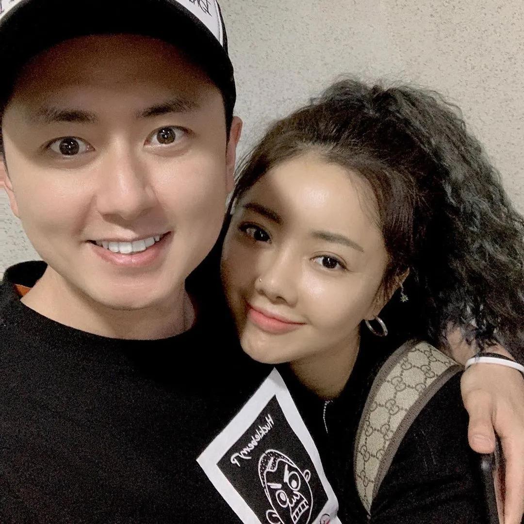 simond和女友豹纹吊带裙 木耳边紧身top,配上七彩指甲和珍珠手链,性感