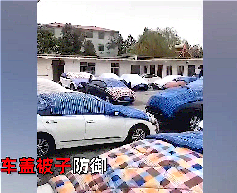 被冰雹砸怕了,河北车主给汽车盖上大棉被,网友:这是要过冬