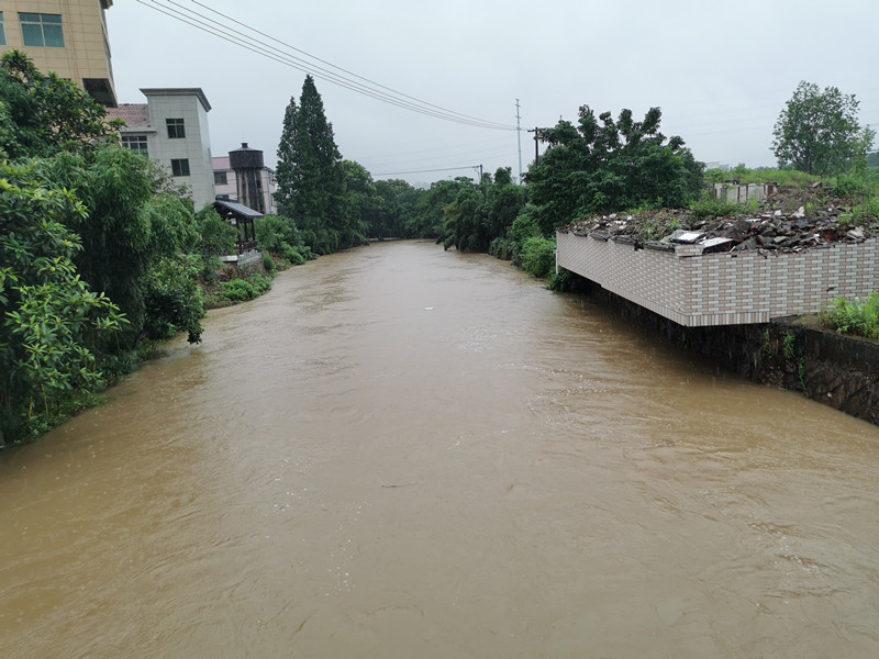 金华发布暴雨橙色预警 消防出动全力抢险排涝