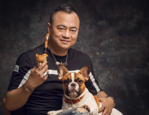 在了观众的眼中,他就是张家豪,他在这部剧中饰演了莽撞而粗犷的阿豪