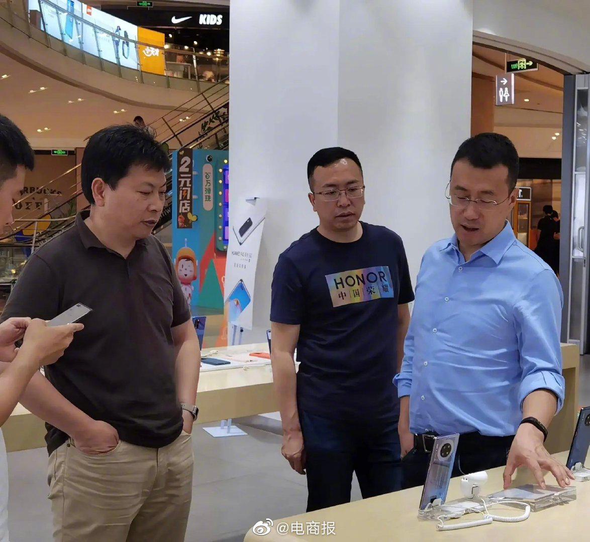 近日余承东赵明和何刚三位大佬一同现身线下手机门店