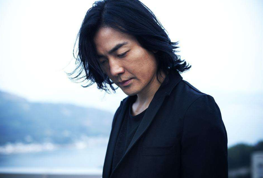 有种"整容"叫郑伊健剃寸头, 和长发样子判若两人, 颜值撑起一切