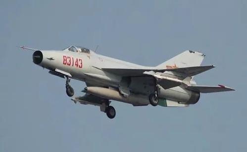 歼7飞行员创飞行时长纪录 1秒10个极限操作挽救战机