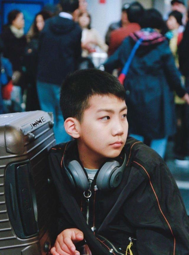 胡军儿子长大了,穿衣时髦又霸气,11岁已荷尔蒙爆棚尽显男人味