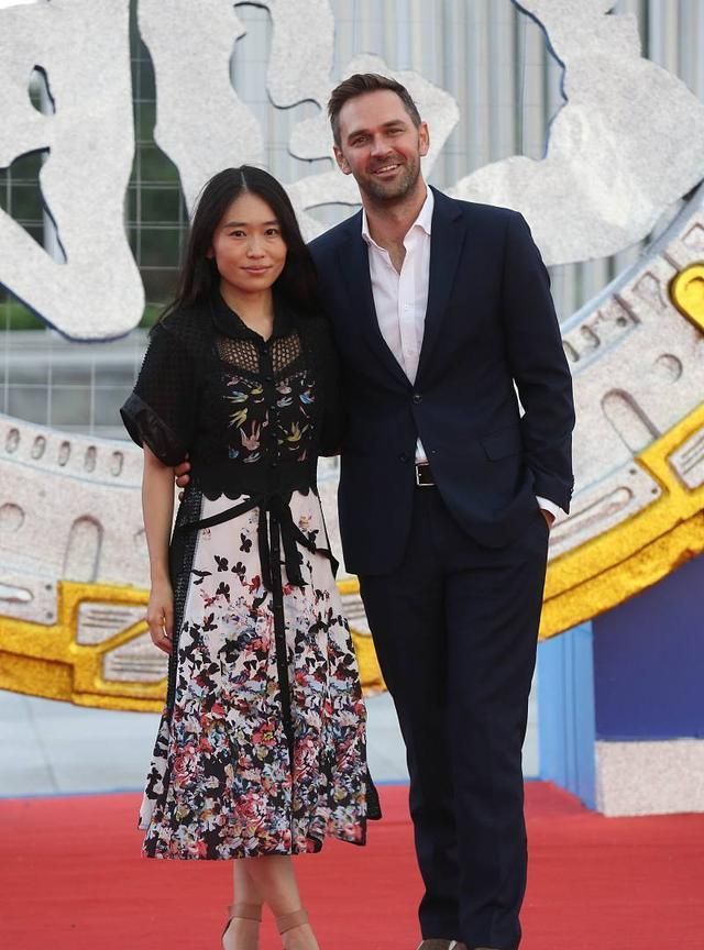 张艺谋女儿张末携老公走活动,一袭连衣裙娇小可人