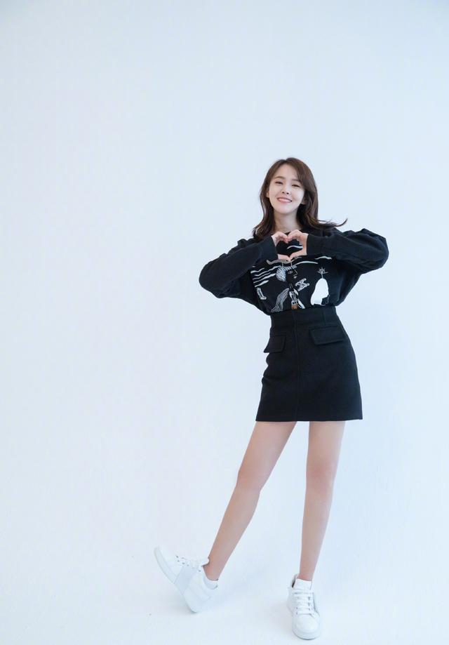 张佳宁白t短裤,居家服都穿得清纯动人,咋看都不像31岁的人