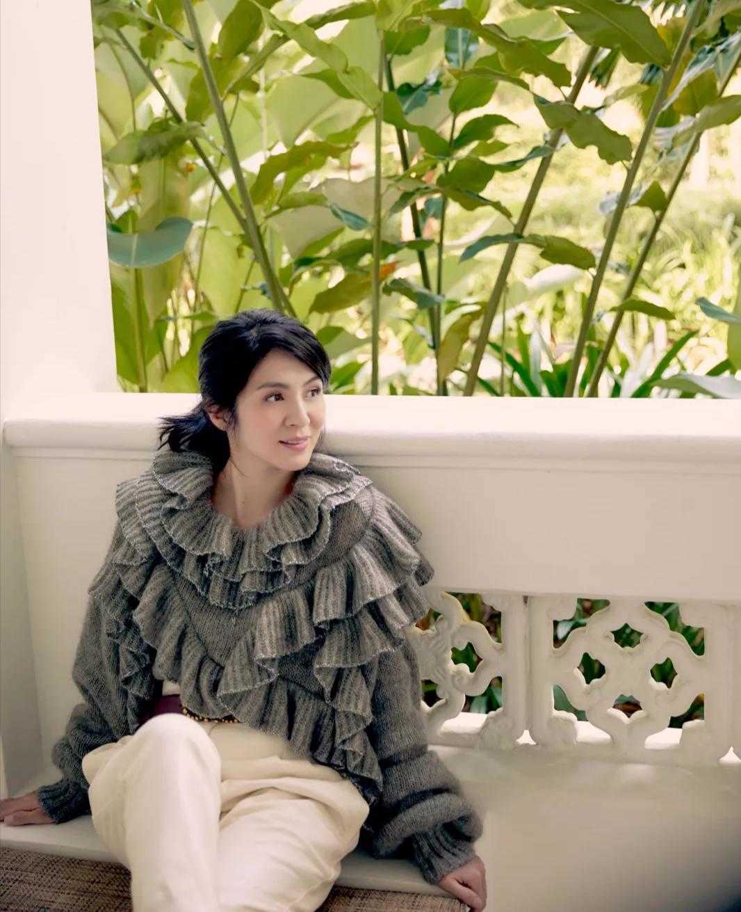 杨采妮拥有好身材任性,穿无袖蓝色连衣裙凹凸感十足,漂亮大方