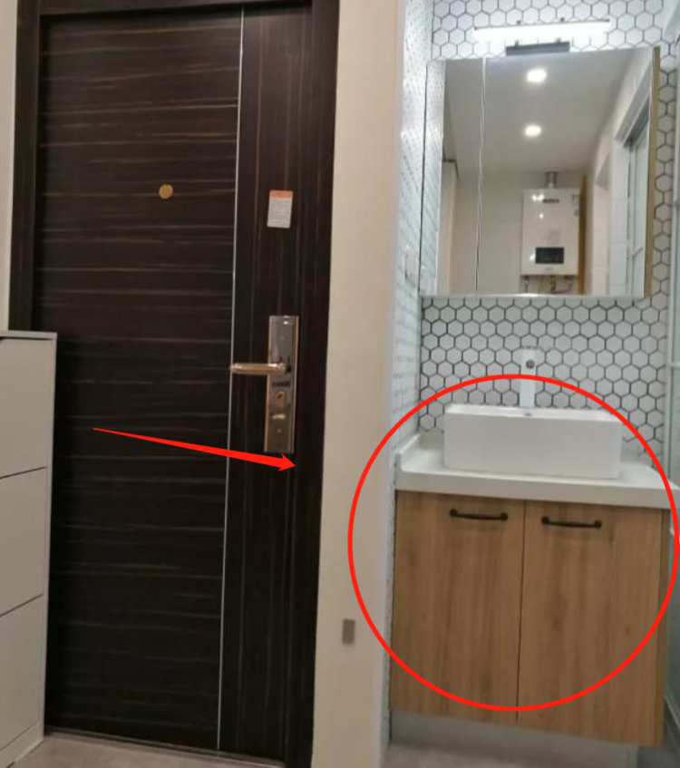 66㎡小蜗居,老婆非要在卫生间装两个门,完工后发现太明智了