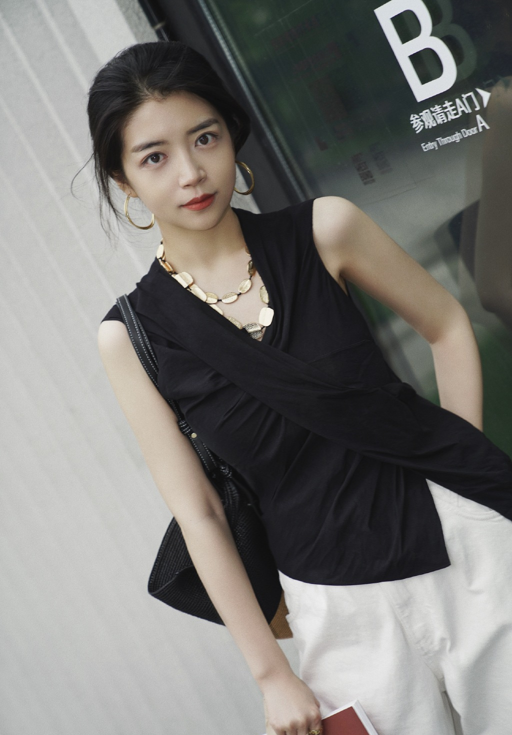 三木时尚博主的私服穿搭,黑色上衣搭配白色休闲裤,简约高级