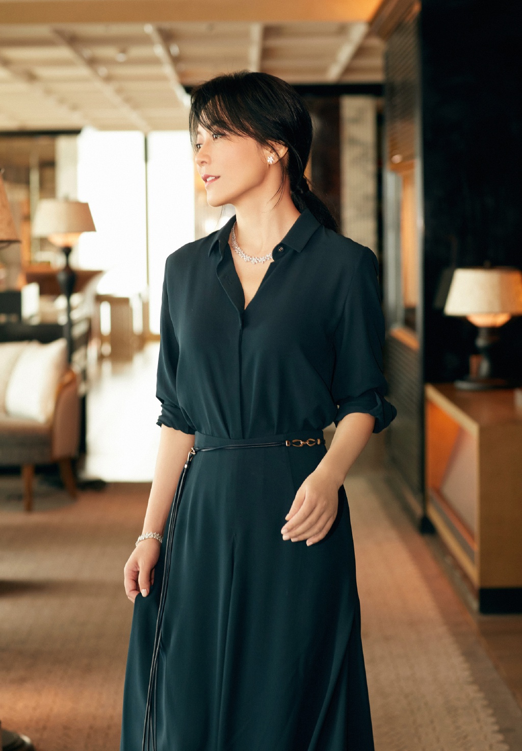 果然岁月从不败美人,俞飞鸿衬衫配高腰长裙,年近50成优雅少女