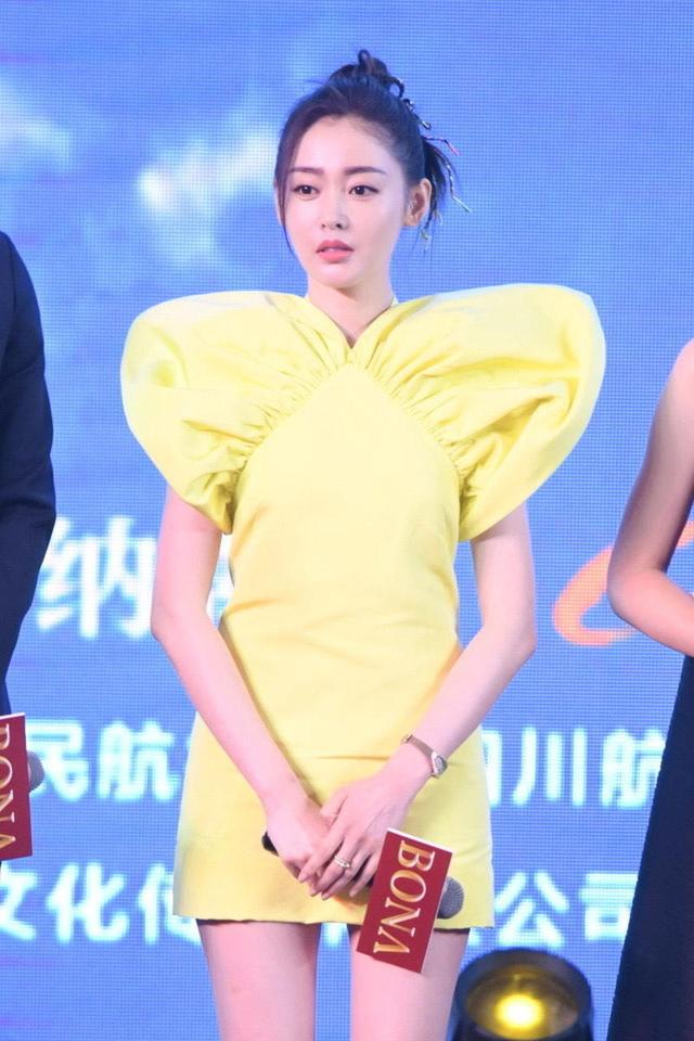 “张天爱”终于翻车,穿黄色连衣裙袖子像飞碟,盛世美颜也扛不住|_新浪新闻