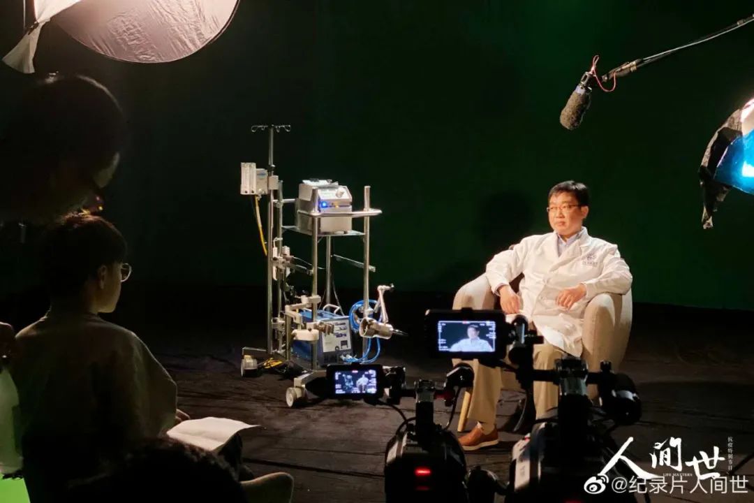 70%手机拍摄,3万分钟素材,9.4分抗疫纪录片如何诞生?