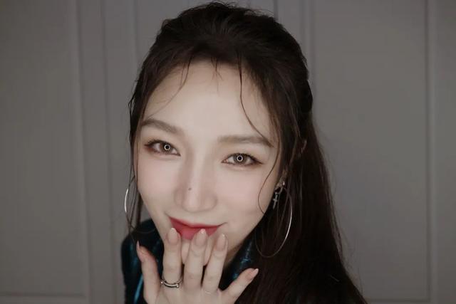 眼睛看起来更加细长更魅惑～lisa的初舞台妆容也是只强调了眼角处的下