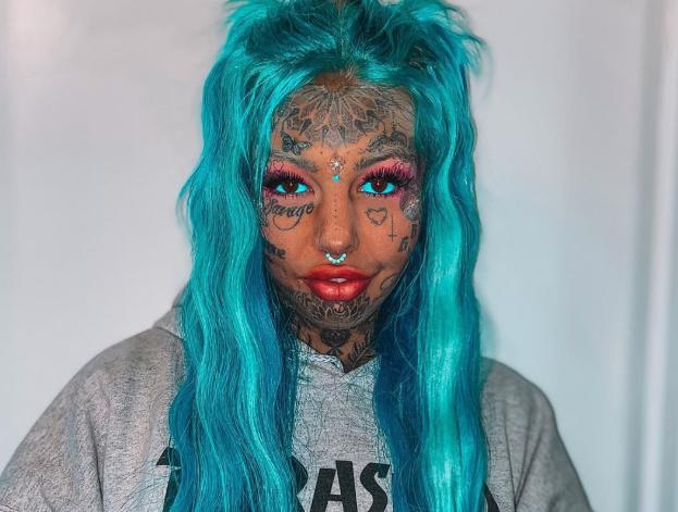 澳洲龙纹身女孩做丰臀手术,每天要用尿不湿,曾眼球染色失明三周