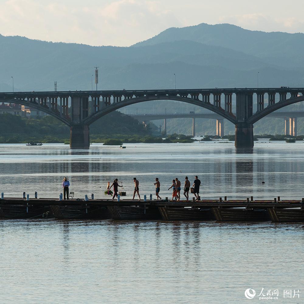 赣州古浮桥,又称惠民桥,位于赣州市章贡区,长约400米,整座浮桥分为33