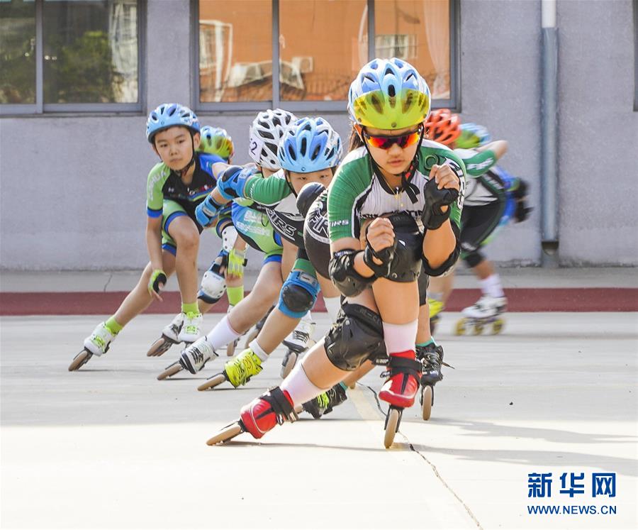 摄)6月30日,河北唐山遵化市青少年轮滑爱好者在训练中(无人机照片)