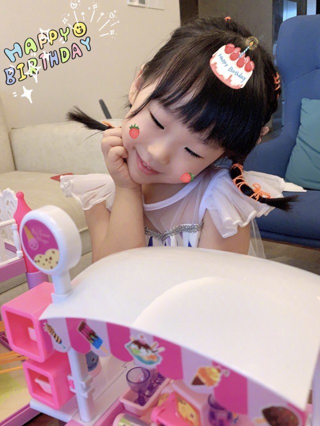 伊能静晒照为女儿庆生,小米粒穿公主裙超可爱,爸爸秦昊太疼爱