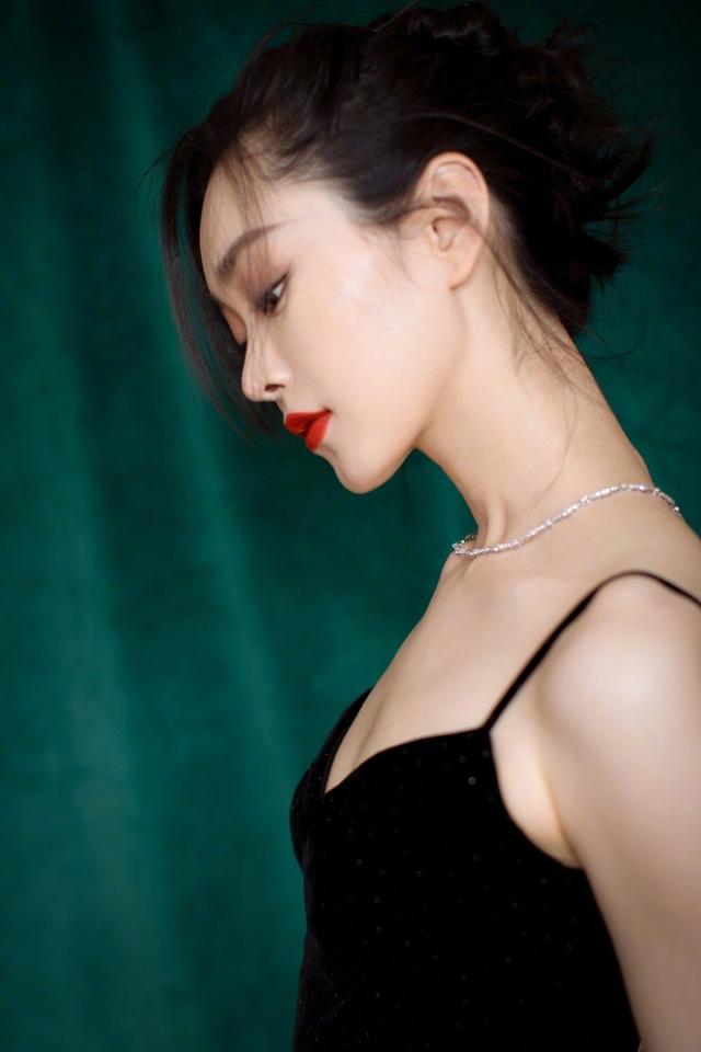 宋轶港风大片美成颜霸!一袭黑色吊带裙显性感身材,大红唇太迷人