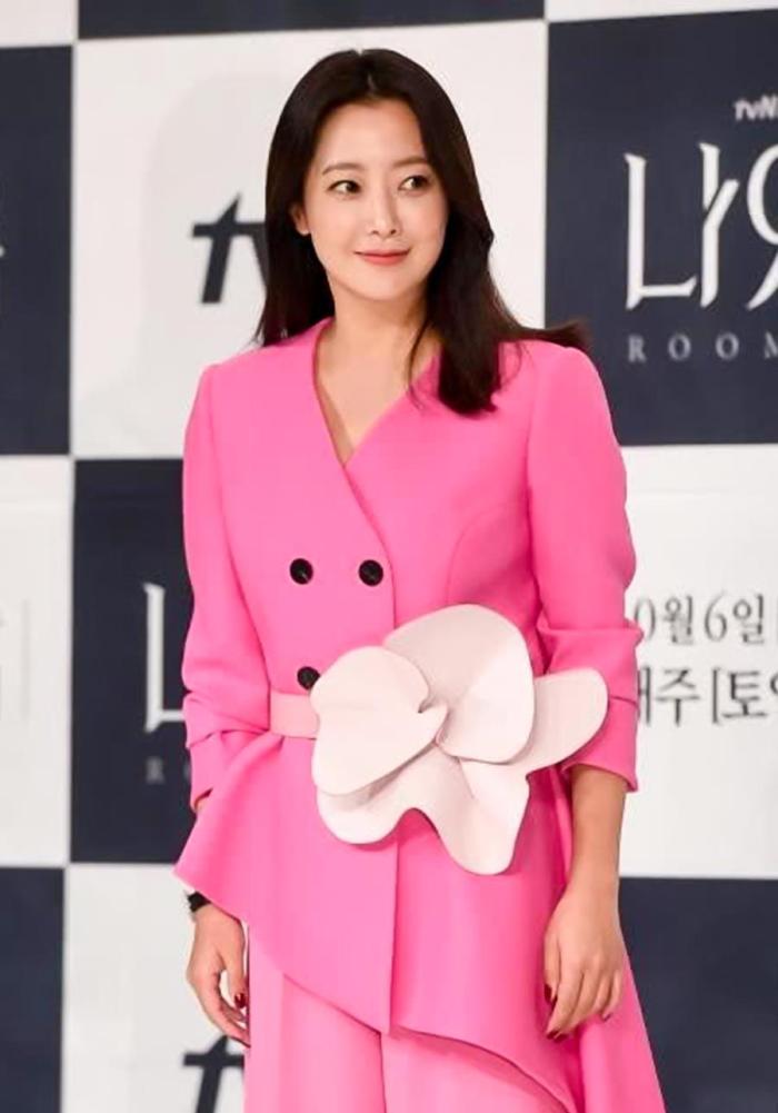 金喜善现身活动,粉色西服套装大花点缀很漂亮,风格优雅