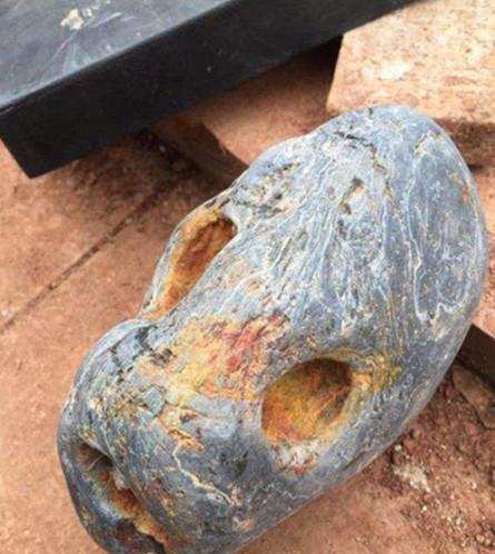 农民工地挖出一块吓人的石头, 却被工头捡回家!