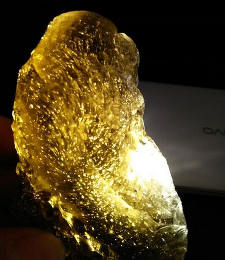 小伙在山上捡到奇怪的透明石头,专家看后,他顿时站不住脚了