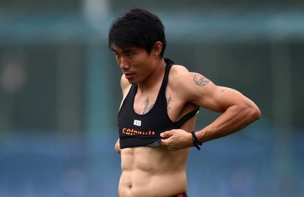 炸裂!40岁郑智秀恐怖大腿肌肉,六块健硕腹肌曾让郜林满脸羡慕