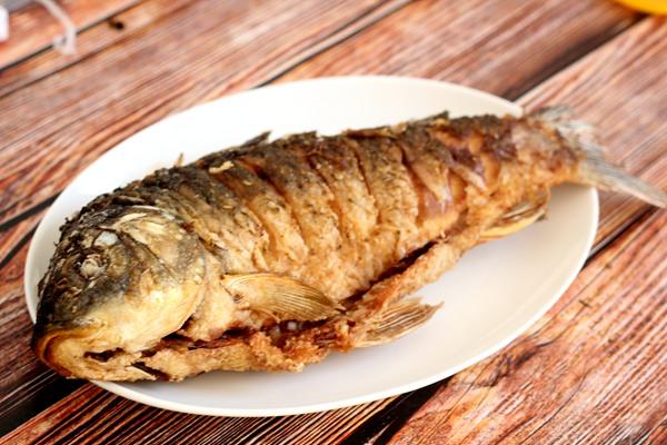 川菜火龙鲤鱼干炸和浇汁的做法家常菜不缺味道不缺仪式感