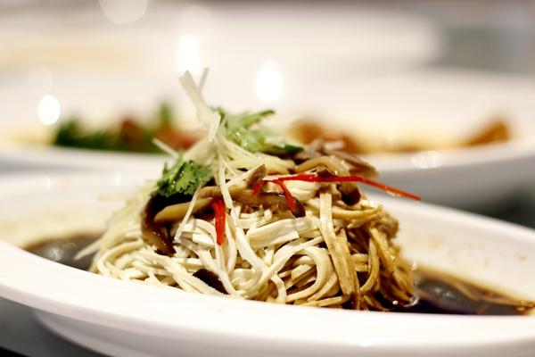 扬州早茶头道菜"烫干丝" 一方水土养一方人