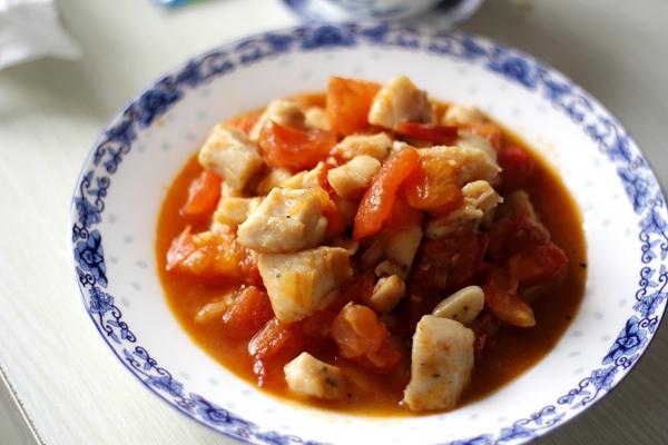 西红柿炒鸡丁 西红柿色泽红亮鸡丁洁白罗勒微绿 口味酸甜咸鲜