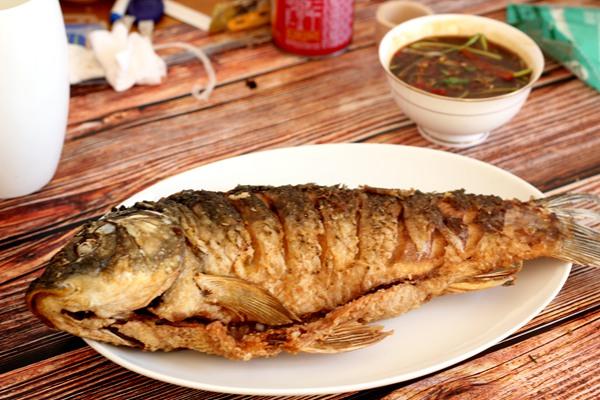 川菜火龙鲤鱼干炸和浇汁的做法家常菜不缺味道不缺仪式感