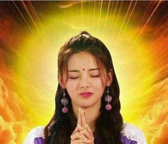 干啥啥不行杨超越,狼性业务能手蓝盈莹,两个对立面都被嘲