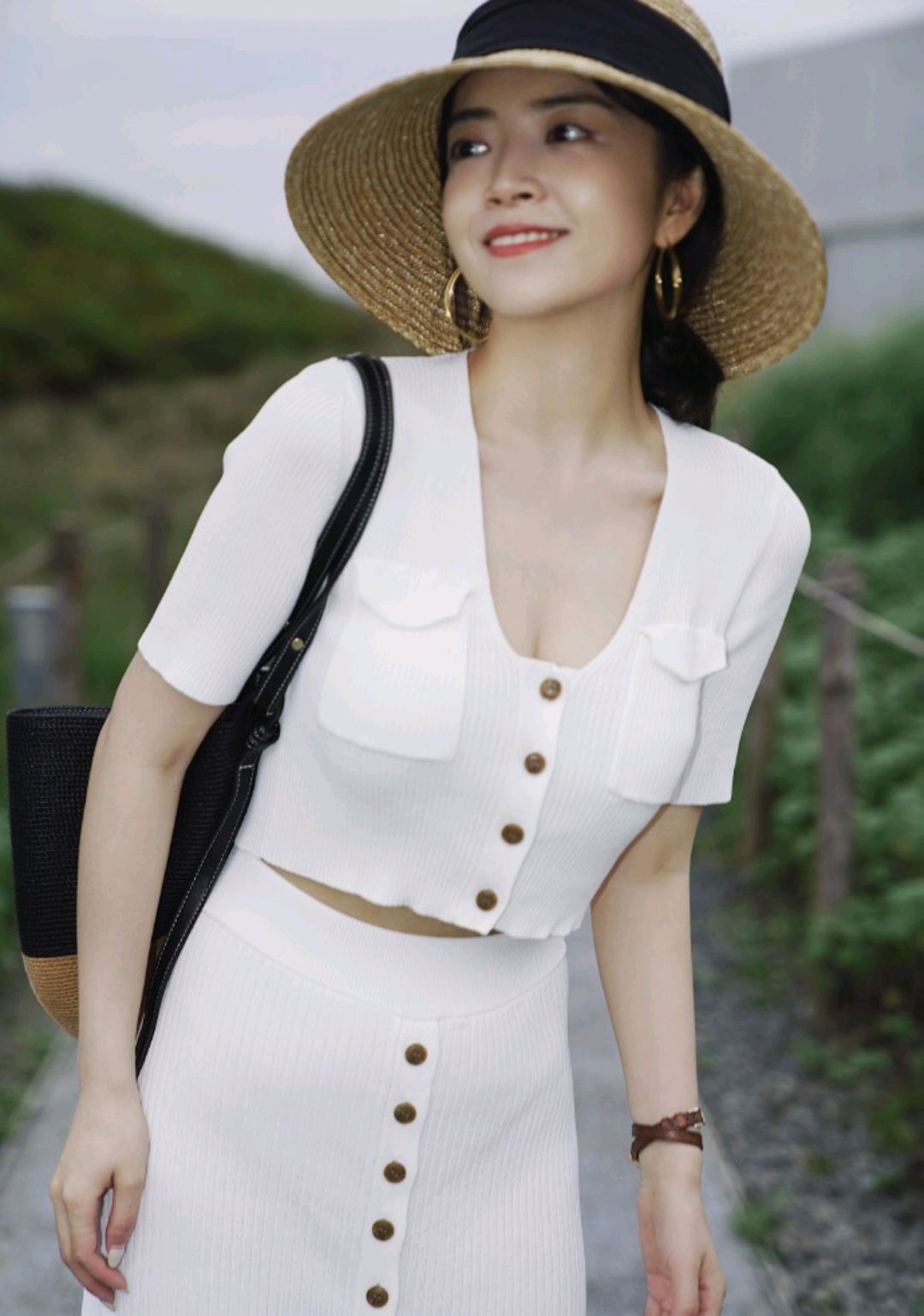 40岁的女人夏天上班想穿得简约高级但又不失气质感如何穿