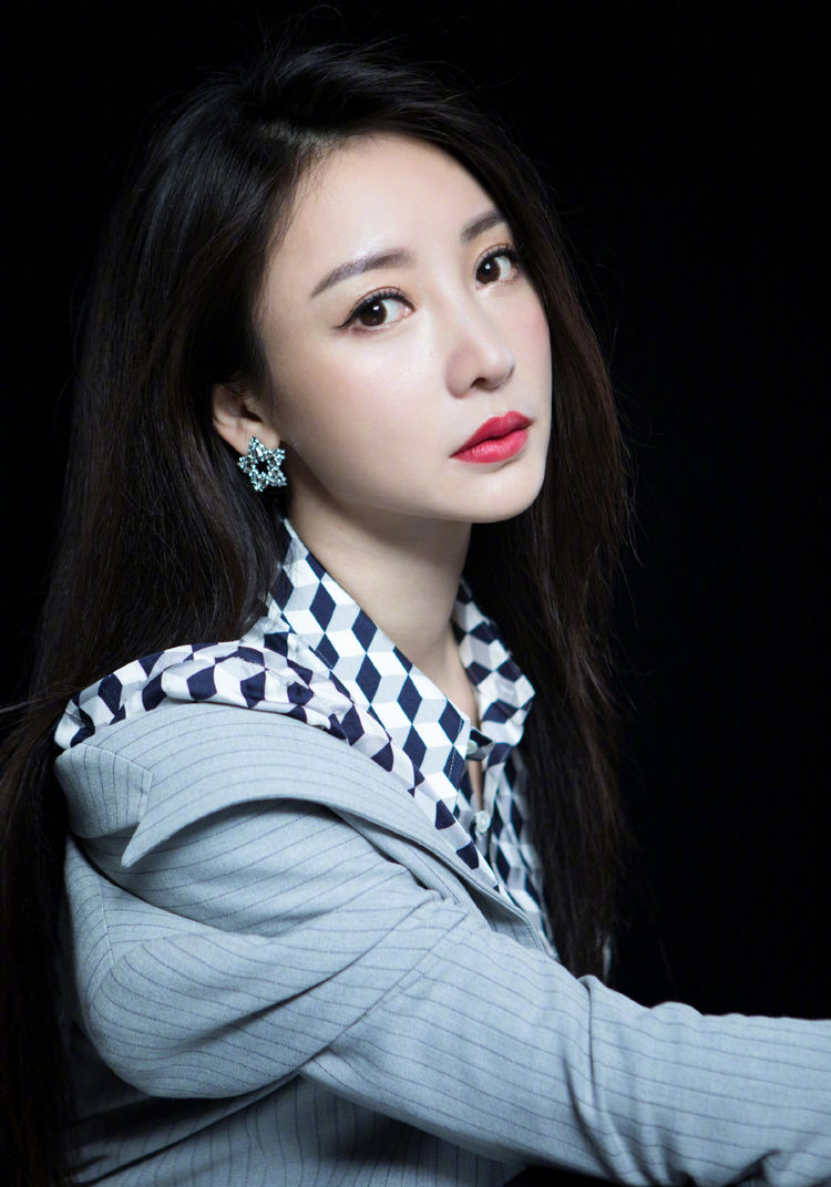 柳岩变身"气质美女",西装 印花衬衫穿得清雅知性,都不敢认了