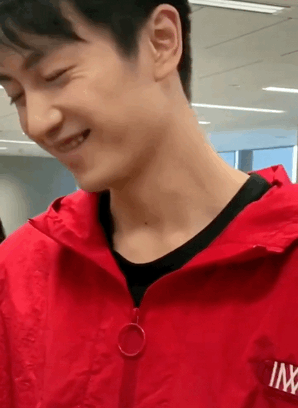 陈晓出席活动近距离被拍脸上皱纹很明显网友不是才33岁吗