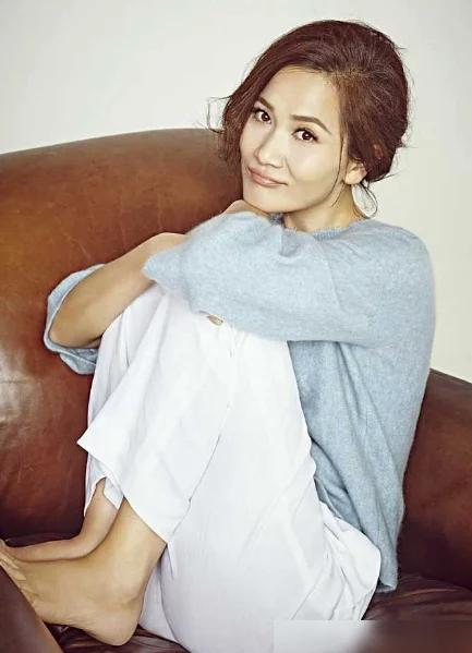 42岁潘雨辰近照被二婚大11岁侯勇抛弃后独自抚养女儿至今单身