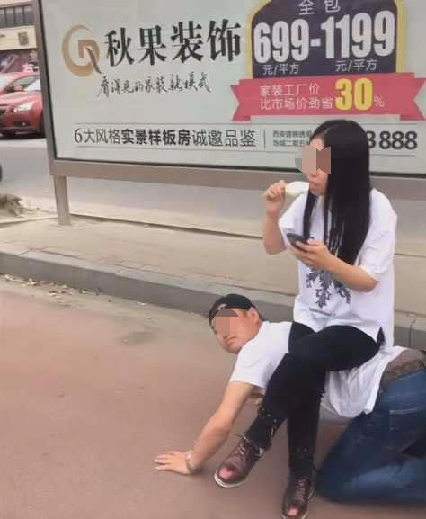 男子当凳让女友坐,傻傻的看着女友,接下来女友的动作让人尴尬
