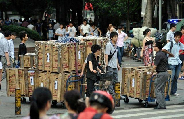 华强北陈金陵曾是亿万富翁破产后老婆卷款离去如今沦落街头