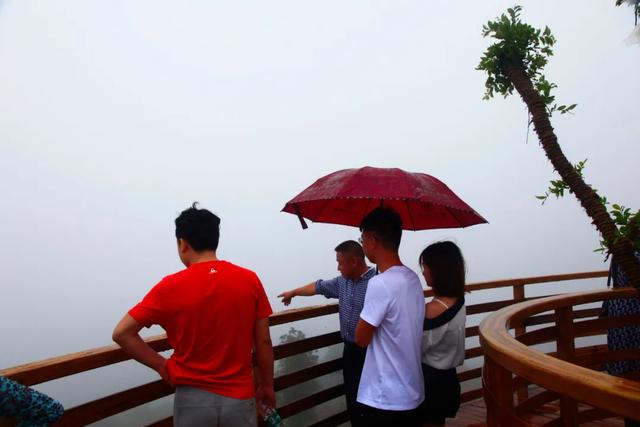 属武陵山余脉,海拔421米,层峦迭嶂,云蒸霞蔚,有仙女洞,夫人寨