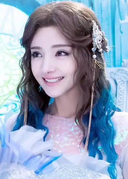 三位新疆美女:她无戏可拍,而她被宠成公主,你最喜欢哪个?