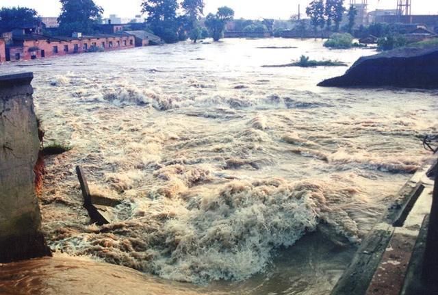 1998年九江决堤,装满石头的卡车瞬间冲走,他们义无反顾冲进洪水