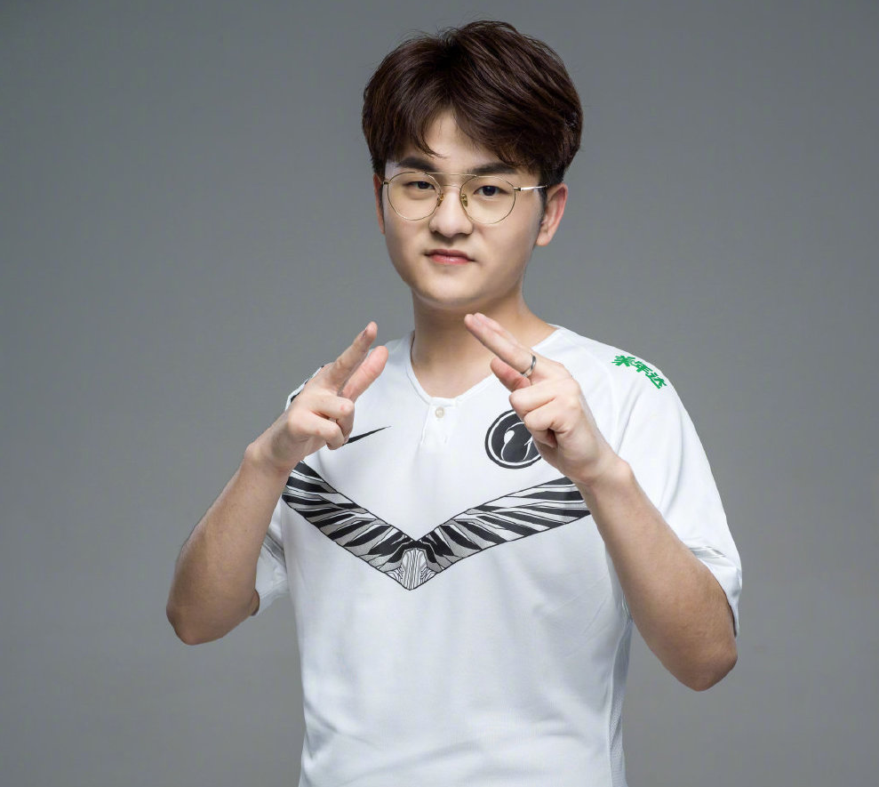 两个打不过一个,jackeylove碾压ig双人组,最后还故意装了一波