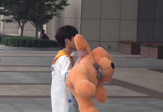 蔡徐坤抱熊玩偶录跑男,见ikun在旁边呐喊,下意识动作太圈粉