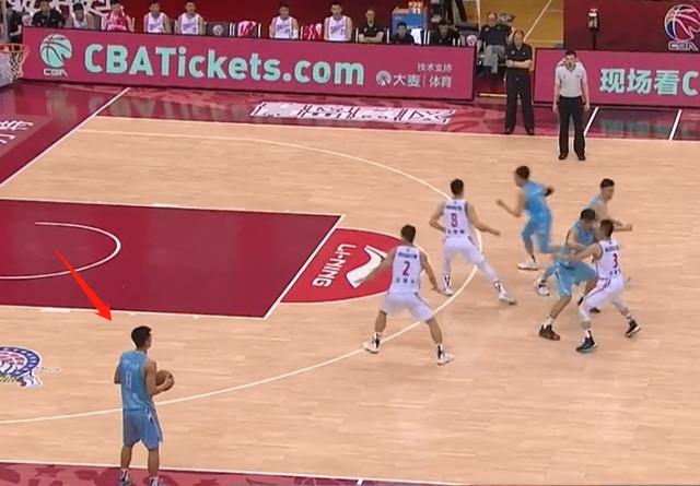 出现失误之后,新疆队发边线球,这一次新疆队并没有安排周琦发边线球