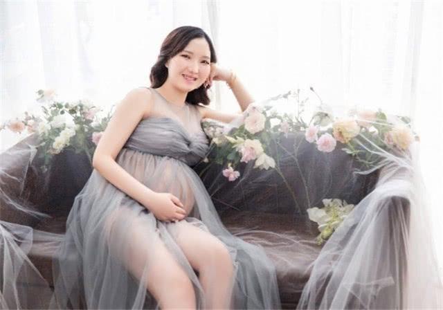 90后宝妈晒二胎"孕肚写真",反被网友讽刺:不能多穿件衣服吗?
