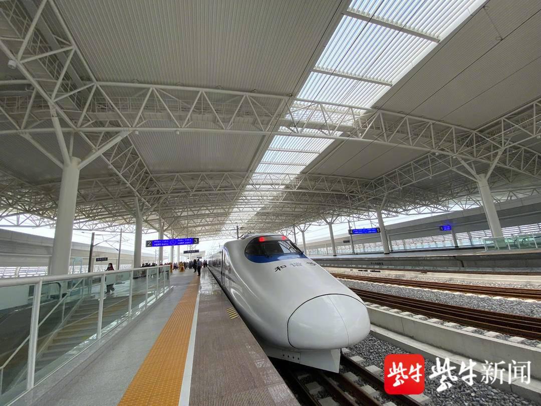 11:30分,沪苏通铁路南通西站首趟列车正式发车!